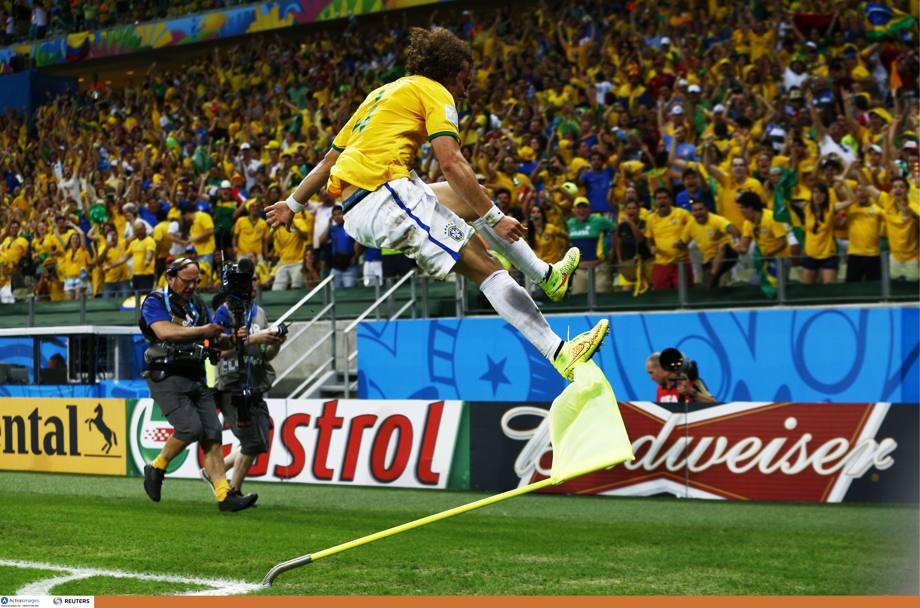 David Luiz esulta prendendo a calci la bandierina del calcio d&#39;angolo. Action Images